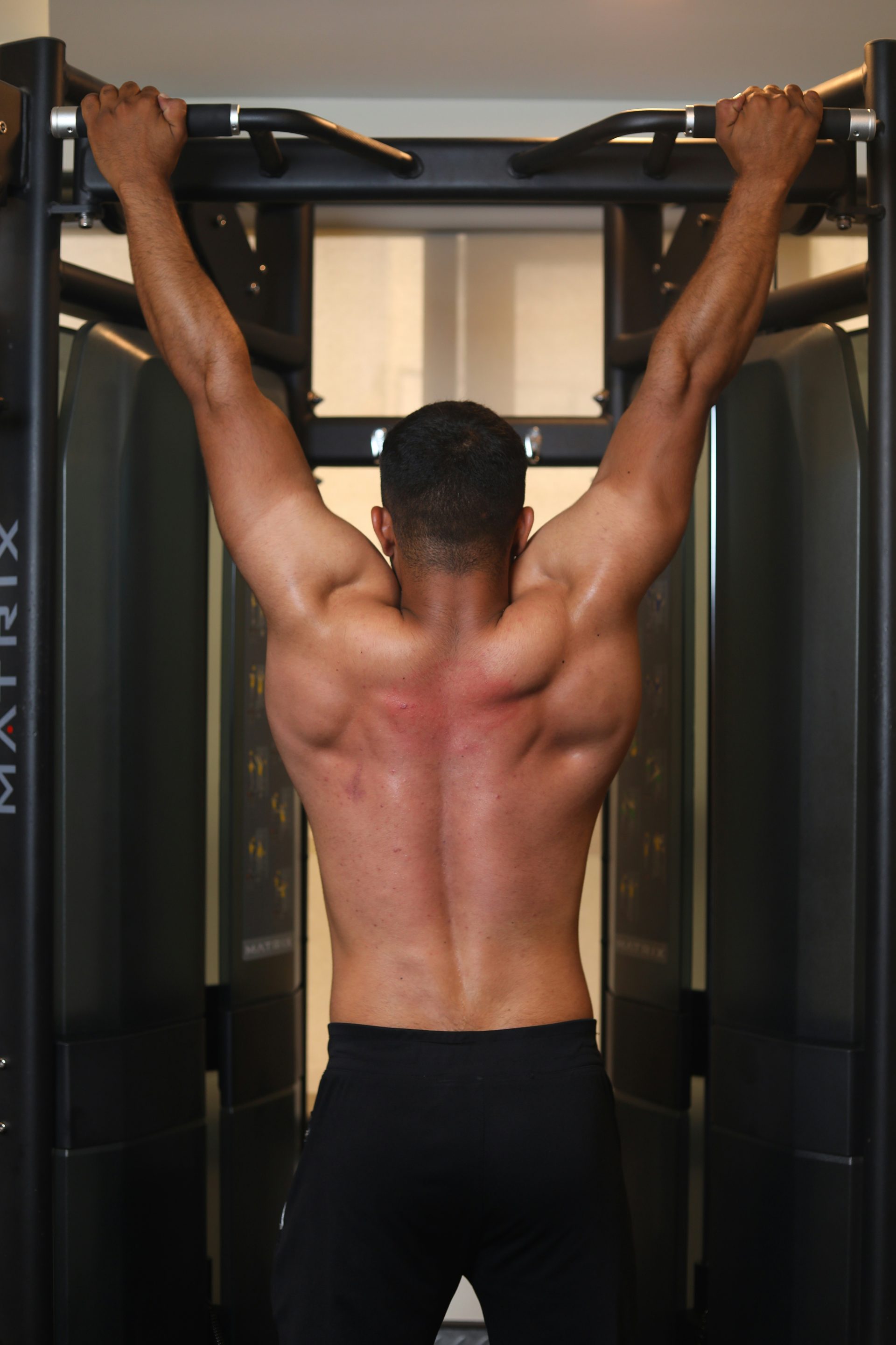 hombre en calzoncillos negros